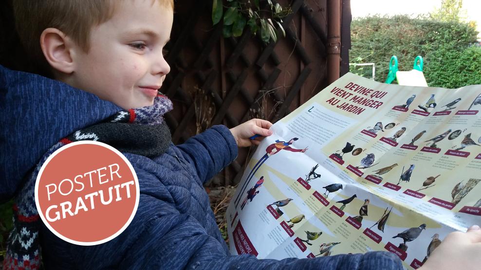 Enfant tenant le poster gratuit